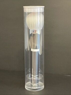 #701 IT Cosmetics Bye Bye Pores Powder Brush